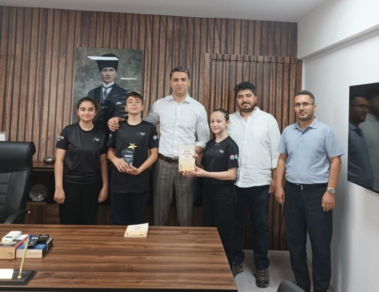 ROBOT OLİMPİYATLARI SPORCULARINDAN KAYMAKAMIMIZA ZİYARET